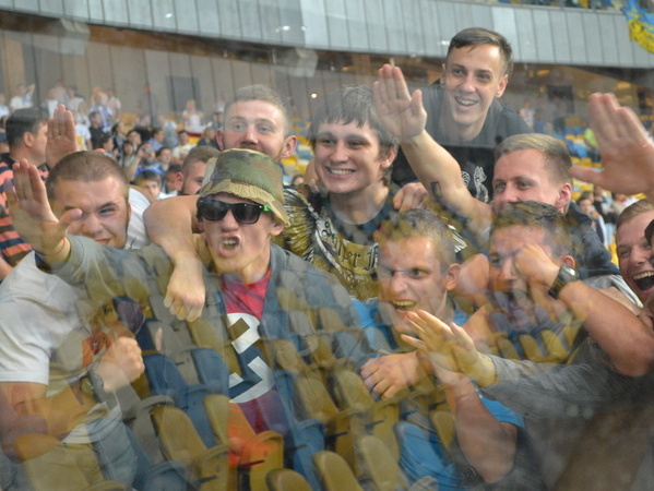 Болельщик киевского "Динамо" пришел на финал Кубка Украины в футболке с нацистской свастикой