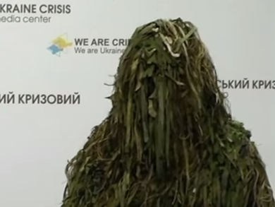 Волонтеры презентовали маскировочный костюм для снайперов ВСУ. Видео 