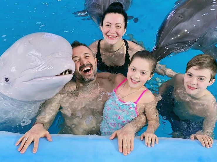 Бабкин с семьей поплавал с дельфинами