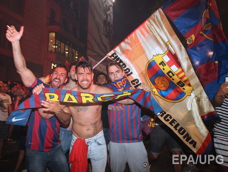 Фанаты ФК "Барселона" празднуют победу любимой команды