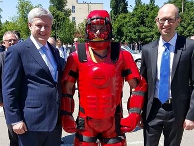 Аваков: Харпер и Яценюк посетили тренировочную базу киевских патрульных