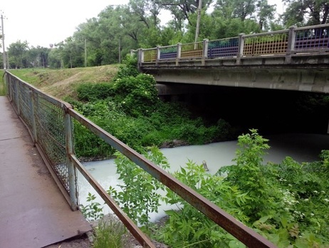 В Харьковской области воды речки Роганки окрасились в белый цвет