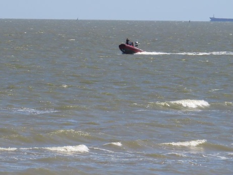 В Мариуполе недалеко от берега взорвался пограничный катер. Фоторепортаж