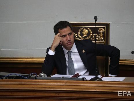 В Венесуэле неизвестные напали на автомобиль Гуайдо