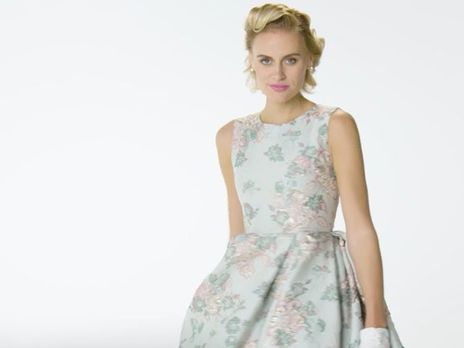 100 лет эволюции фасонов платьев показали в коротком ролике. Видео