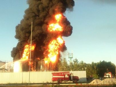 ГСЧС: На нефтебазе под Киевом огнем охвачены уже четыре резервуара с топливом