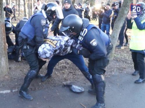 Столкновения "национальных дружин" с полицией в Виннице. Видео