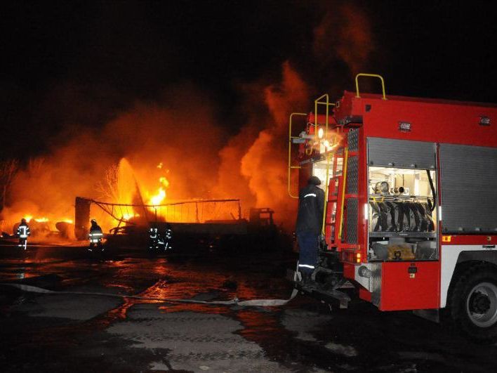 В Кропивницком произошли пожар и взрыв емкости с газом на автостоянке, пострадало три человека – ГСЧС
