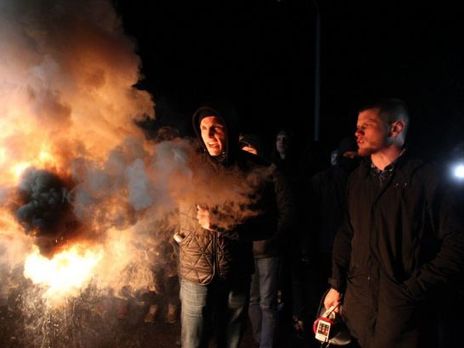 Активисты забросали дом Медведчука петардами и написали на его заборе 