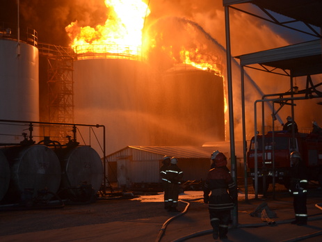 Госслужба по ЧС: Пожар на нефтебазе под Киевом охватил восемь резервуаров