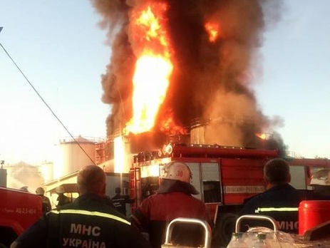 Аваков: На нефтебазе под Киевом произошел взрыв, погибли пожарные