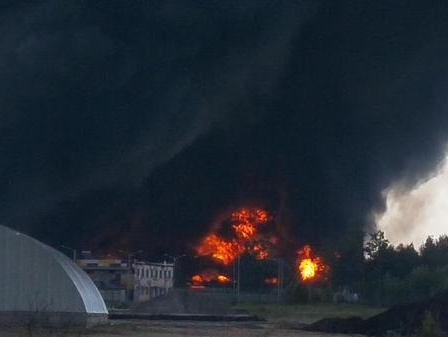 Аваков: В зоне взрыва на нефтебазе под Киевом не удается установить связь с двумя пожарными