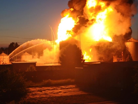 Турчинов отправился на объятую огнем нефтебазу под Киевом