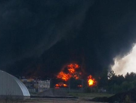 Турчинов: Вблизи горящей нефтебазы расположена воинская часть с боевым арсеналом