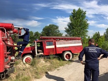 Под Киевом второй день горит нефтебаза