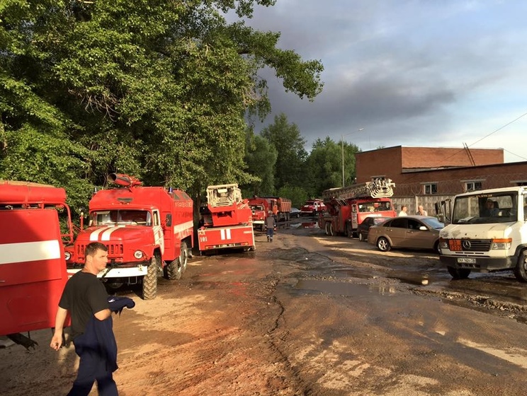 Сотрудники ГСЧС остановили распространение огня на лес вблизи эпицентра пожара на нефтебазе