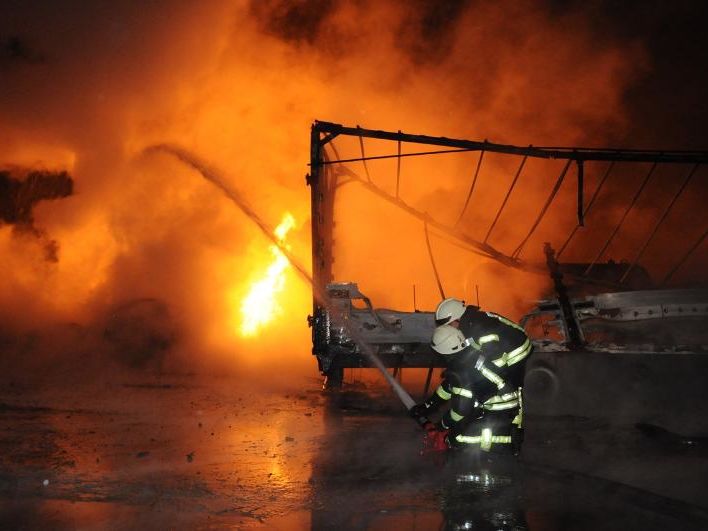 Пожар на автостоянке в Кропивницком: сгорело 18 автомобилей, три человека госпитализированы