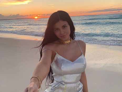 Кайли Дженнер показала лицо без видимого макияжа