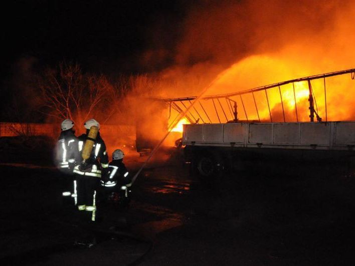 Унаслідок пожежі на автостоянці у Кропивницькому постраждало четверо людей