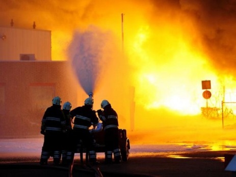 Аваков: Пожар на нефтебазе под Киевом будет тушить пожарный поезд 