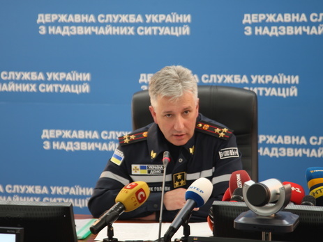 Глава Госслужбы по ЧС: Пожар на нефтебазе под Киевом будет потушен примерно через сутки