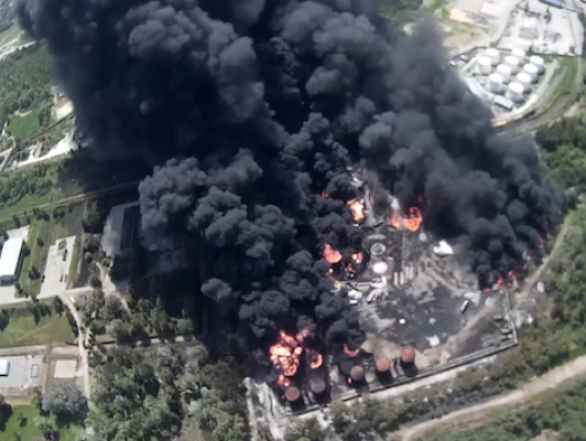 Беспилотник зафиксировал масштабы пожара на нефтебазе под Киевом. Видео