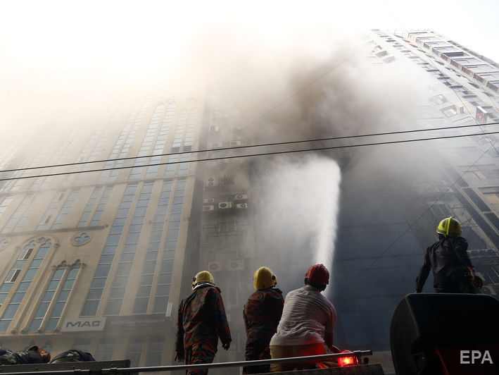 У столиці Бангладеш Дацці горить офісний центр, люди гинули, вистрибуючи з вікон