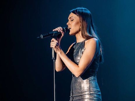 Alyosha показала юнацьке фото з батьками