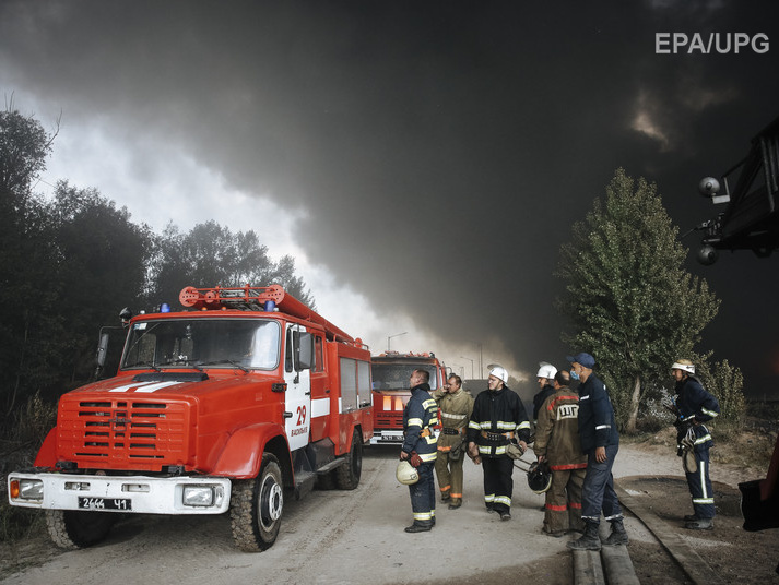 Госслужба по ЧС: Спасатели потушили еще две цистерны на нефтебазе под Киевом, горят три
