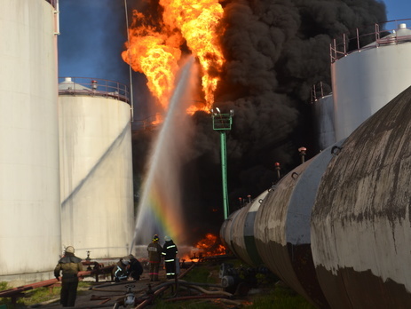 Госслужба по ЧС: Спасатели контролируют более 1/3 территории нефтебазы под Киевом