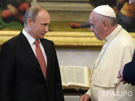 Путин опоздал на встречу с папой римским на час и уехал с подарком