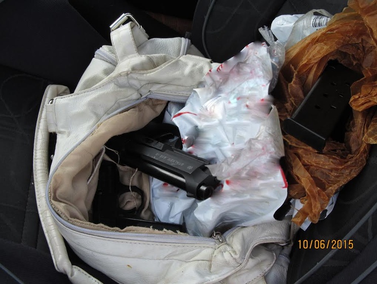 Две харьковчанки пытались вывезти в Россию "сувениры" &ndash; два шумовых пистолета и запчасти к 50 пистолетам ТТ