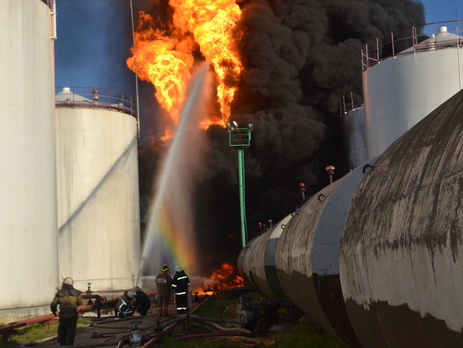 ГСЧС продолжает тушить пожар на нефтебазе