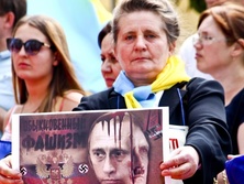 В Милане Путина встретили протестами. Фоторепортаж