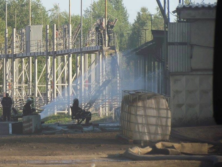 Пожарные провели пенную атаку на горящей нефтебазе. Видео