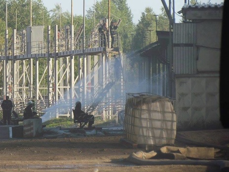 Пожарные провели пенную атаку на горящей нефтебазе. Видео