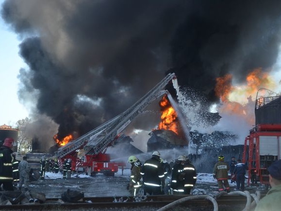 ГСЧС: На нефтебазе под Киевом утром взорвалось еще два резервуара, угрозы распространения огня нет