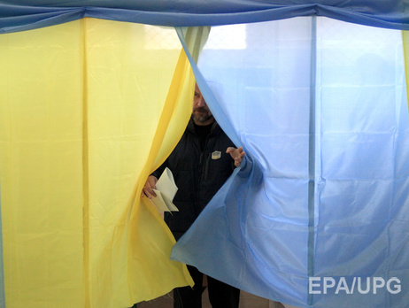 Соцопрос: В Раду проходят три партии, 