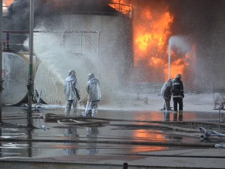 Тушение пожара на нефтебазе под Киевом. Фоторепортаж