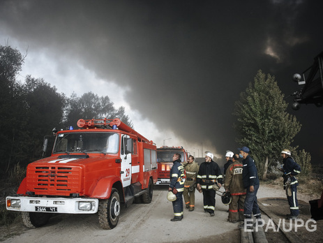 Госслужба по ЧС: На нефтебазе под Киевом спасатели начали проводить пенные атаки