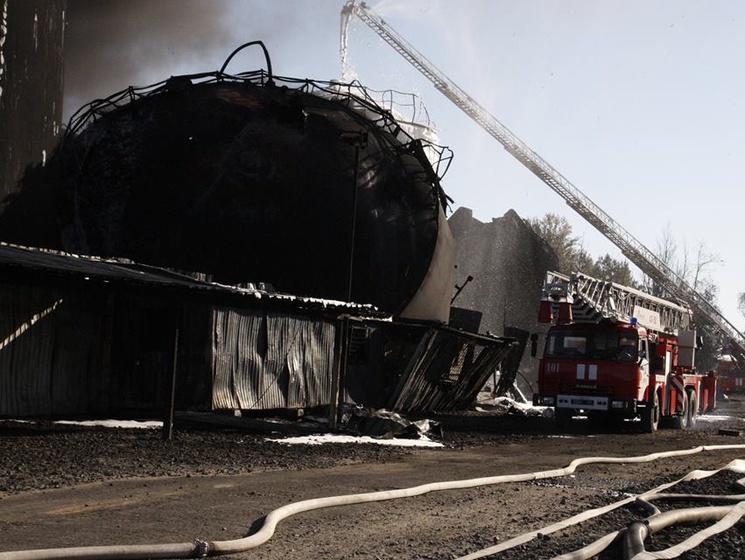 ГСЧС: На горящей нефтебазе под Киевом спасатели обнаружили еще одно тело погибшего
