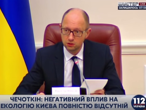 Яценюк – министру экологии Шевченко: Это нехорошо, что за пять дней вы не побывали на месте горящей нефтебазы. Видео