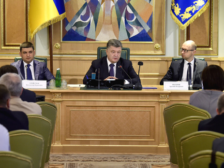 Порошенко обещает жесткую реакцию центральной власти на нарушения законодательства на местах