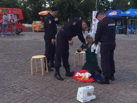 В Москве задержали активисток Толоконникову и Ненашеву за то, что они шили флаги России в тюремных робах