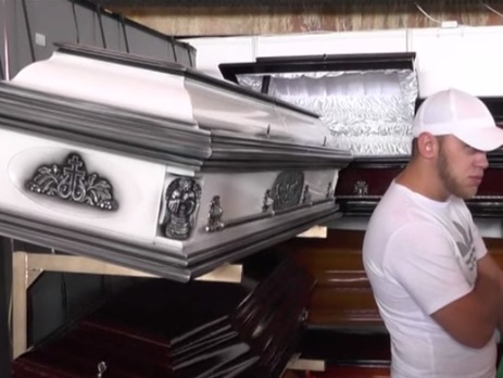В Ялте прошла платная выставка гробов, 