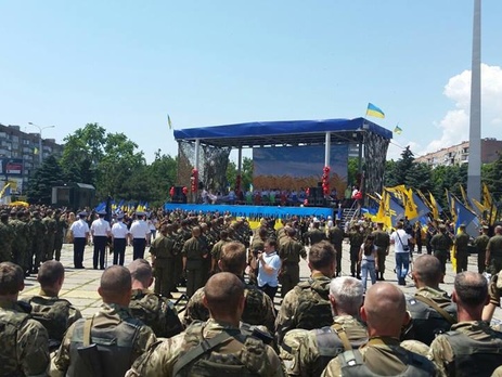 В Мариуполе отмечают годовщину освобождения от сепаратистов. Фоторепортаж