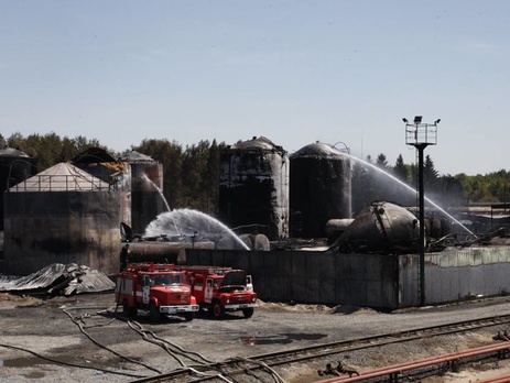 На нефтебазе под Киевом вновь разгорелись два резервуара с топливом. Угроза повторного взрыва сохраняется