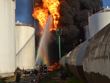 Пожарные продолжают тушить горящую нефтебазу под Киевом