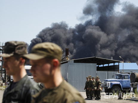 К ликвидации пожара на нефтебазе под Киевом привлекут пожарный танк Минобороны
