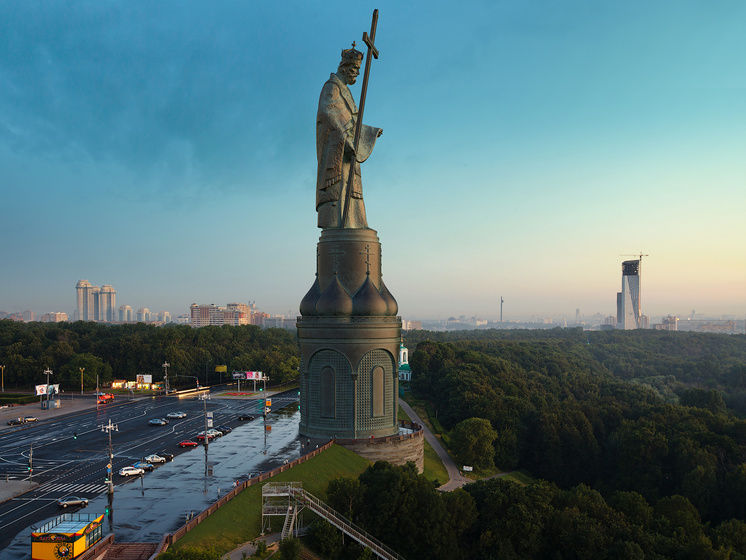 Латынина: Если вести себя как преемники Золотой Орды, нужно ставить в Москве памятник Батыю, а не князю Владимиру